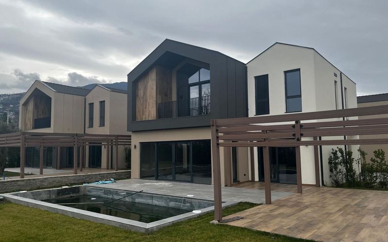Site içi havuzlu satılık villa - Sapanca